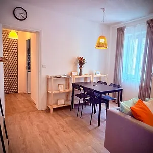 Apartment 50m2-free Private Parking-self Check In !! 50m2 Intramuros-parking Prive Gratuit-arrivee Autonome!!, Avignon
